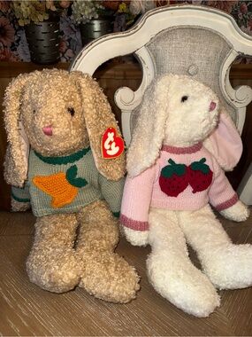 TY Beanie Baby Bunny Duo Curly White Tan Bunny Strawberry Carrot Sweater VTG